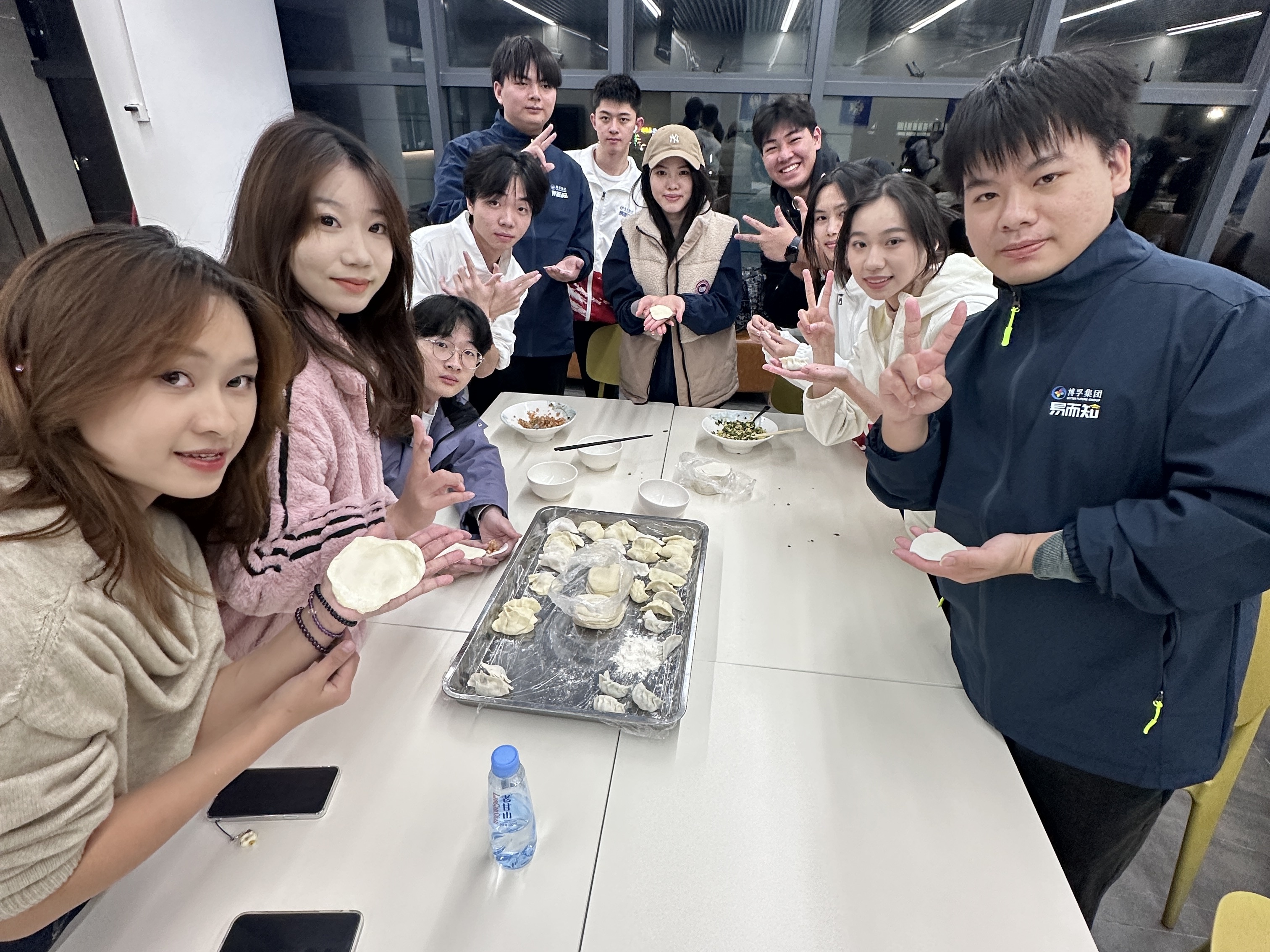 师生包饺子