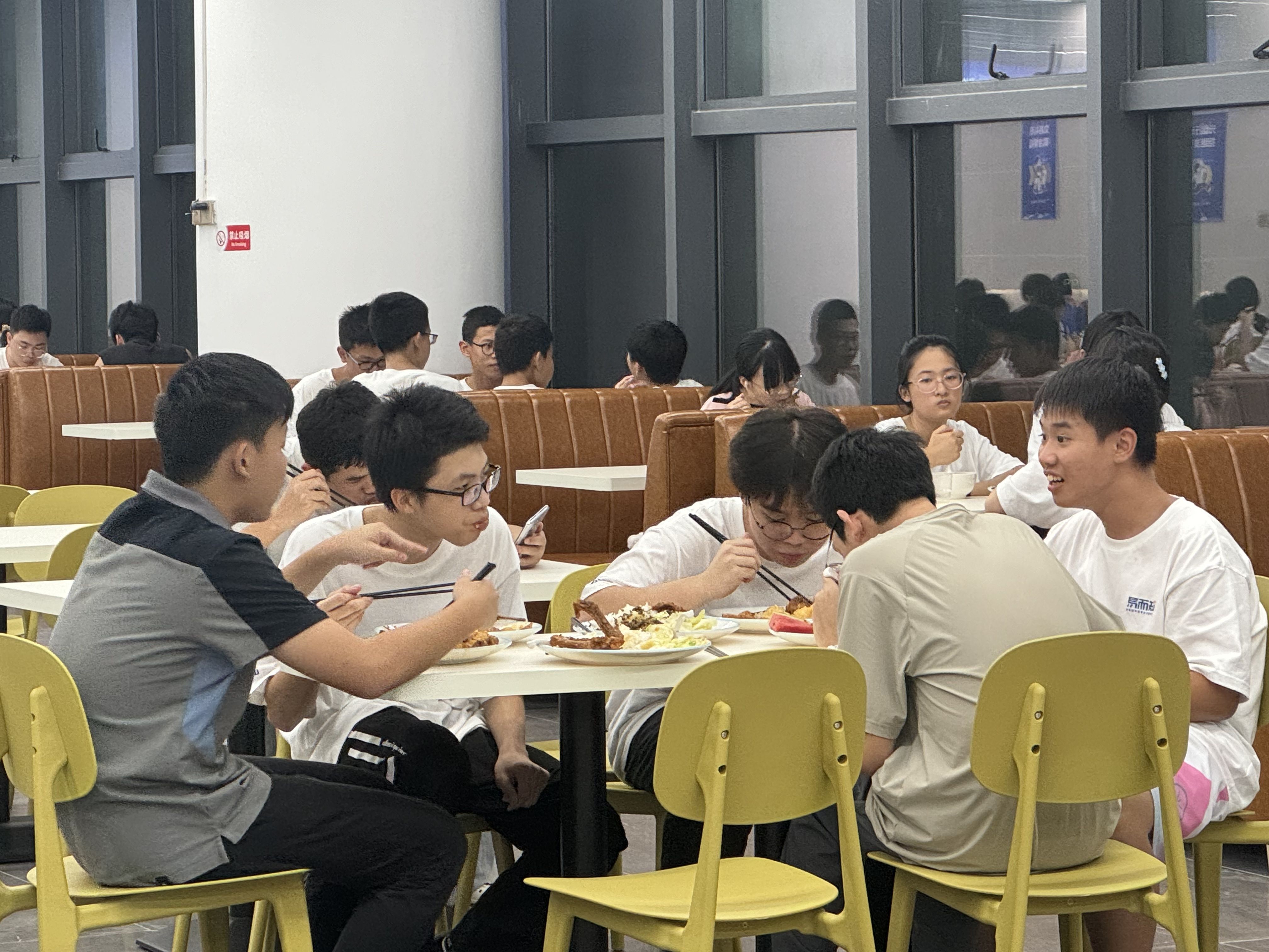 学生用餐