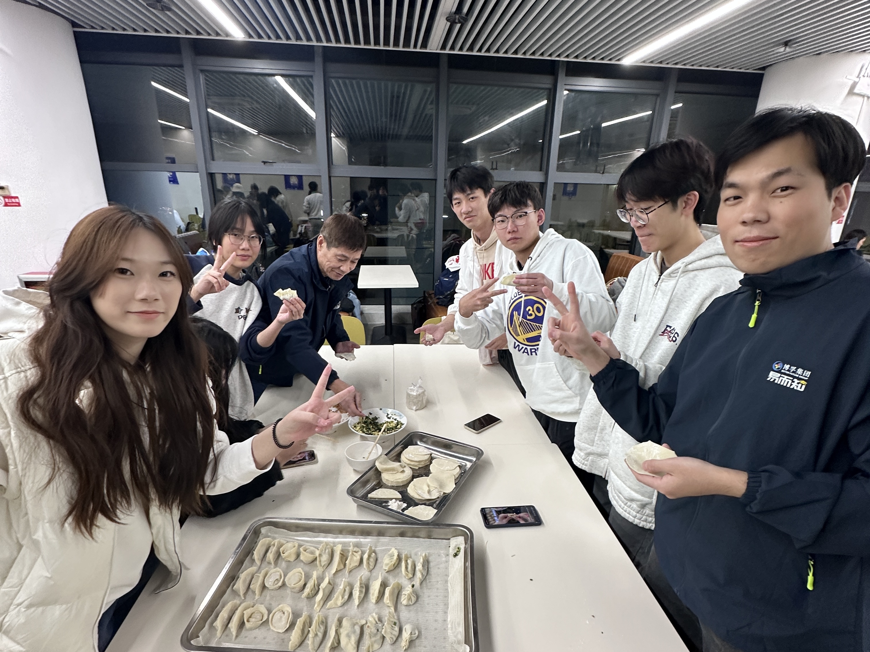 师生包饺子